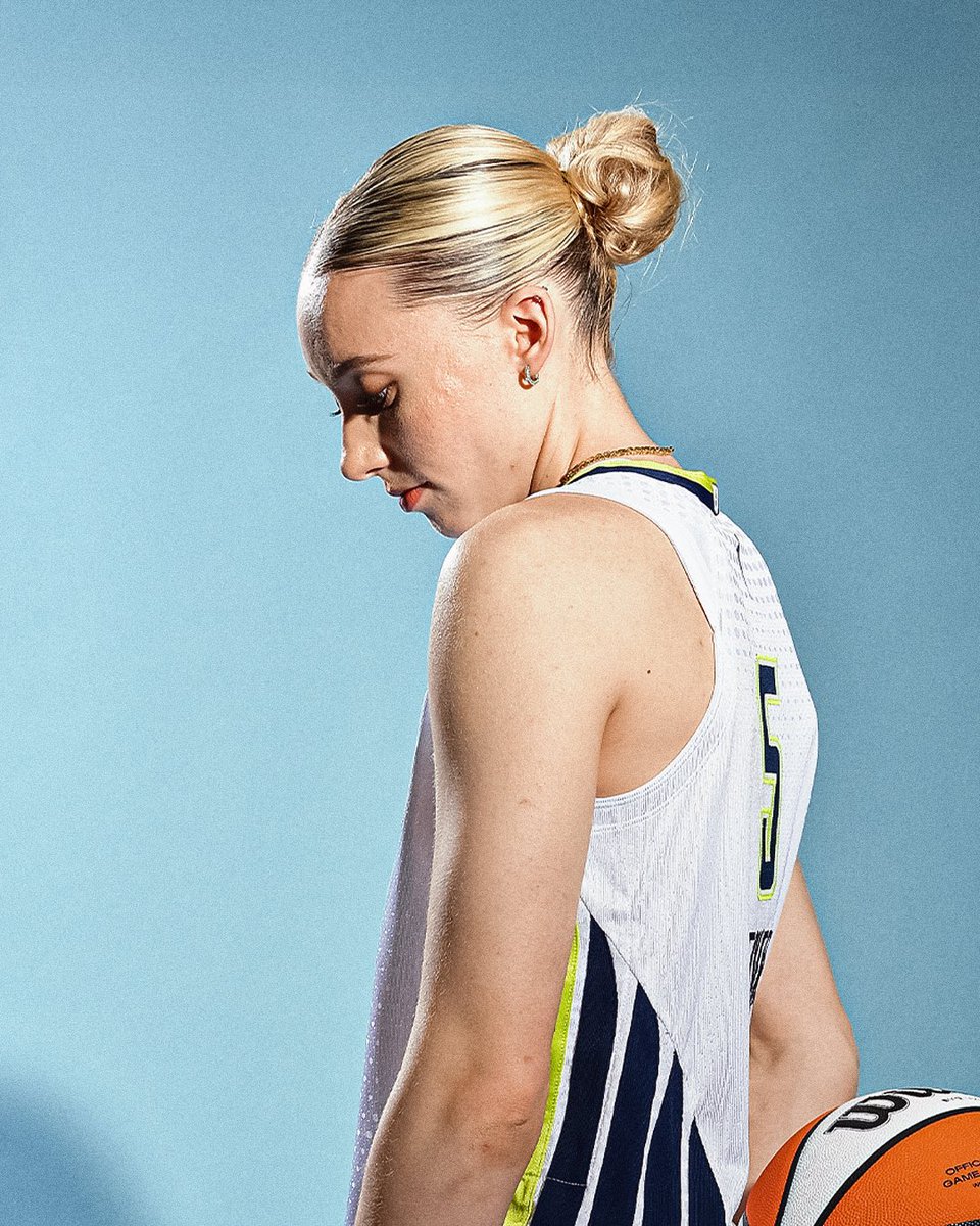 Winsidr's tweet image. The bun never dies, it just reinvents itself 😈
2️⃣ 2️⃣ days ‘til the 2025 season tips off 🗓️