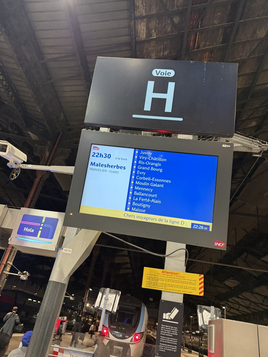 Le bonheur de dîner à Paris et de prendre un <a href="/RERD_SNCF/">RER D</a> direct <a href="/VilledEvryCourc/">Ville d'Évry-Courcouronnes</a> Val-de-Seine à Gare de Lyon (grandes lignes) 😍
#LigneS