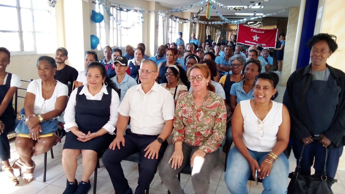 Alejando8202's tweet photo. Galardonada la #DVPE con la distinción de Vanguardia Nacional del #SNTCIE por los resultados sindicales y del trabajo en el 2024. Se reconoce también a los donantes de sangre voluntarios.
#GenteQueSuma
#EtecsaConCuba https://t.co/KUuH1JAWuM