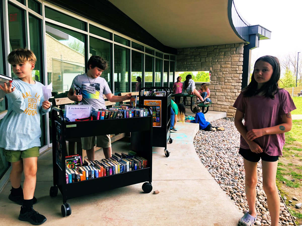 LVGintheLibrary's tweet image. After 4 long days of MAP testing I decided my AG Academy students needed to spend some time outside. After all, when you are in @officialSPS Choice programs you can “library” anywhere ☀️📖💚 #SPSlib
