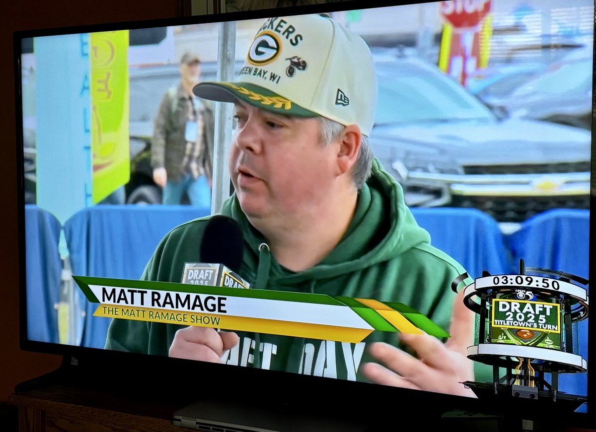 PetCheetah33's tweet photo. Happened to be watching the action at Lambeau for the draft and spotted this famous local ⁦@mattramage⁩ !! 💚💛💚 https://t.co/StOczwzgXk