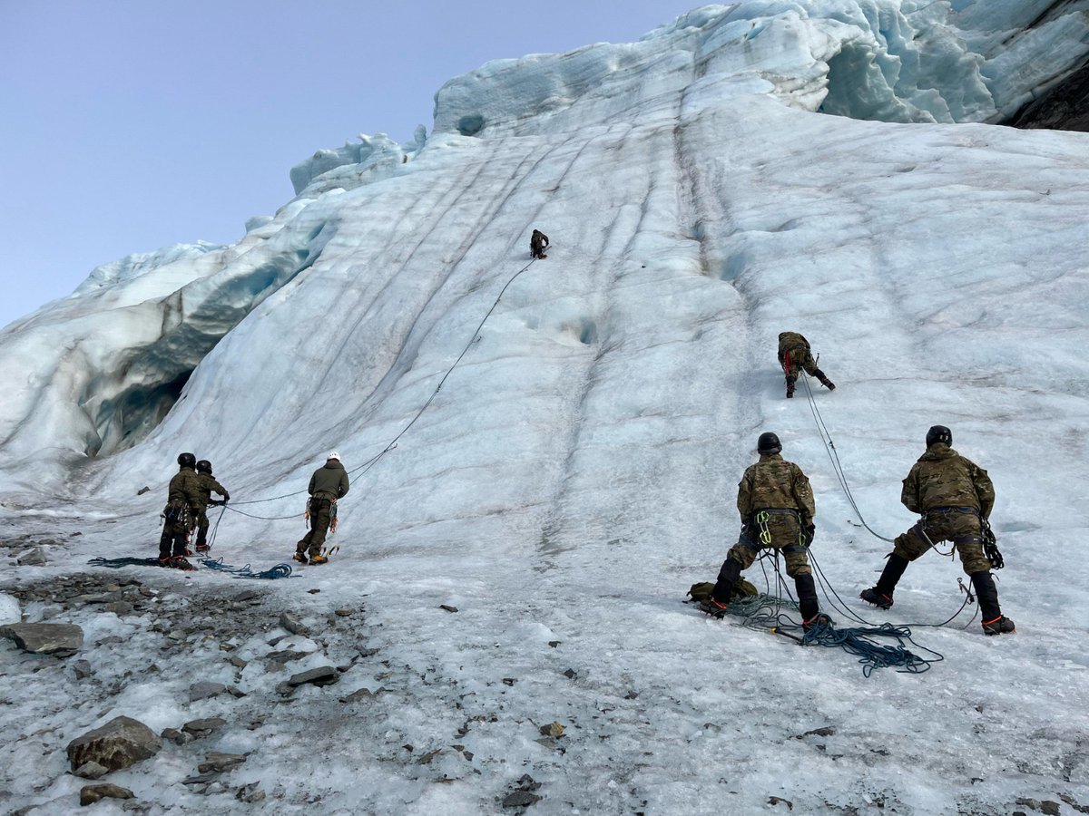 Ejército de Chile (@ejercito_chile) on Twitter photo Especialistas de montaña del #EjércitoDeChile y del <a href="/EjercitoTierra/">Ejército de Tierra 🇪🇸</a> continúan su entrenamiento combinado en el Glaciar Svea, #CordilleraDeDarwin donde realizan técnicas de escalada, autorrescate y desplazamiento en glaciar. Especialistas de montaña del #EjércitoDeChile y del <a href="/EjercitoTierra/">Ejército de Tierra 🇪🇸</a> continúan su entrenamiento combinado en el Glaciar Svea, #CordilleraDeDarwin donde realizan técnicas de escalada, autorrescate y desplazamiento en glaciar.