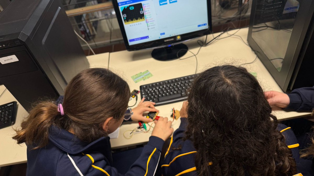 ClaudinaRattaro's tweet photo. Hoy celebramos el Día Internacional de las Niñas en las TICs. Como siempre la facultad de Ingeniería recibió a grupos de chicas de liceos públicos y privados para realizar talleres de Matematica, Aprendizaje Automático, Electrónica, Telecomunicaciones, Programación y Robótica. https://t.co/GDAjKR0blt