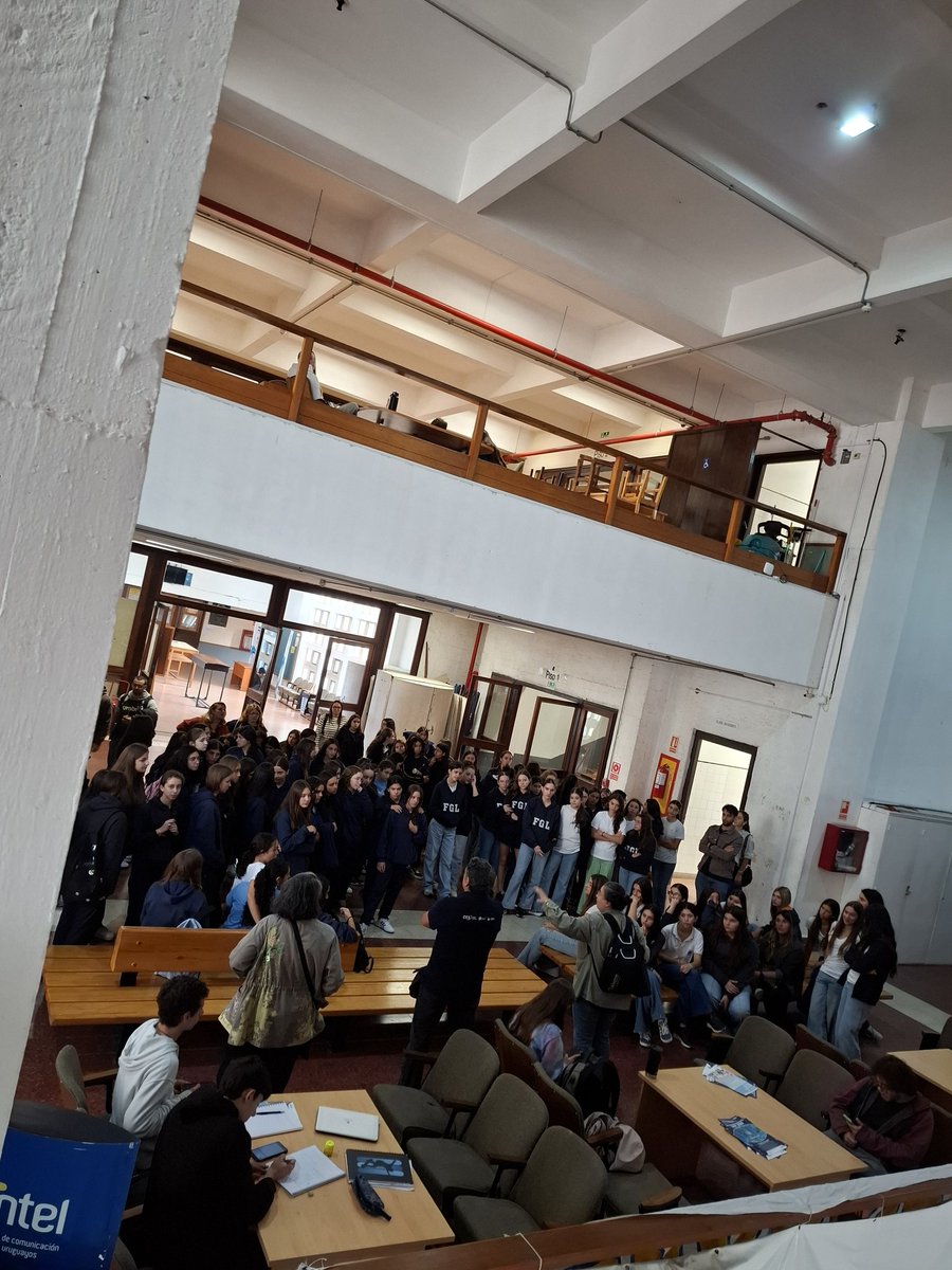 ClaudinaRattaro's tweet photo. Hoy celebramos el Día Internacional de las Niñas en las TICs. Como siempre la facultad de Ingeniería recibió a grupos de chicas de liceos públicos y privados para realizar talleres de Matematica, Aprendizaje Automático, Electrónica, Telecomunicaciones, Programación y Robótica. https://t.co/GDAjKR0blt