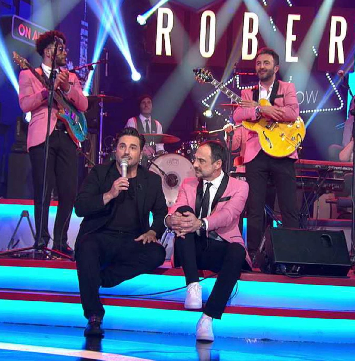 LandRoberTVG's tweet photo. QUE XEITO DE NAMORAR!! #LRBustamante https://t.co/23FAWz7JU5