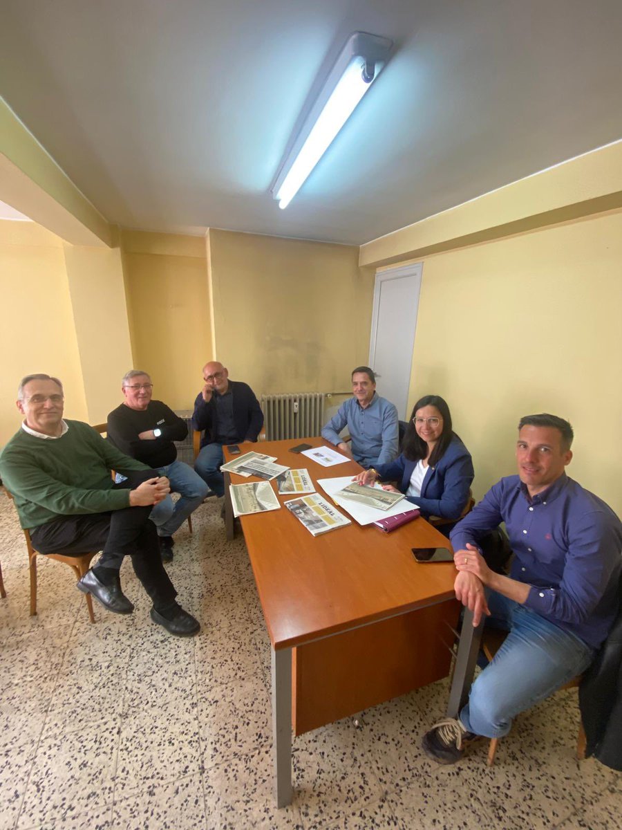 XavierEstradaF1's tweet photo. Ens reunim amb la comunitat de veïns  de l’antiga estació d’autobusos per escoltar les seves inquietuds i recollir propostes d’usos i projectes que responguin a les seves necessitats. 
El futur del barri es construeix amb la gent del barri #projecte #veins #consens #escolta #participacio 
#barri #Lleida #ciutat