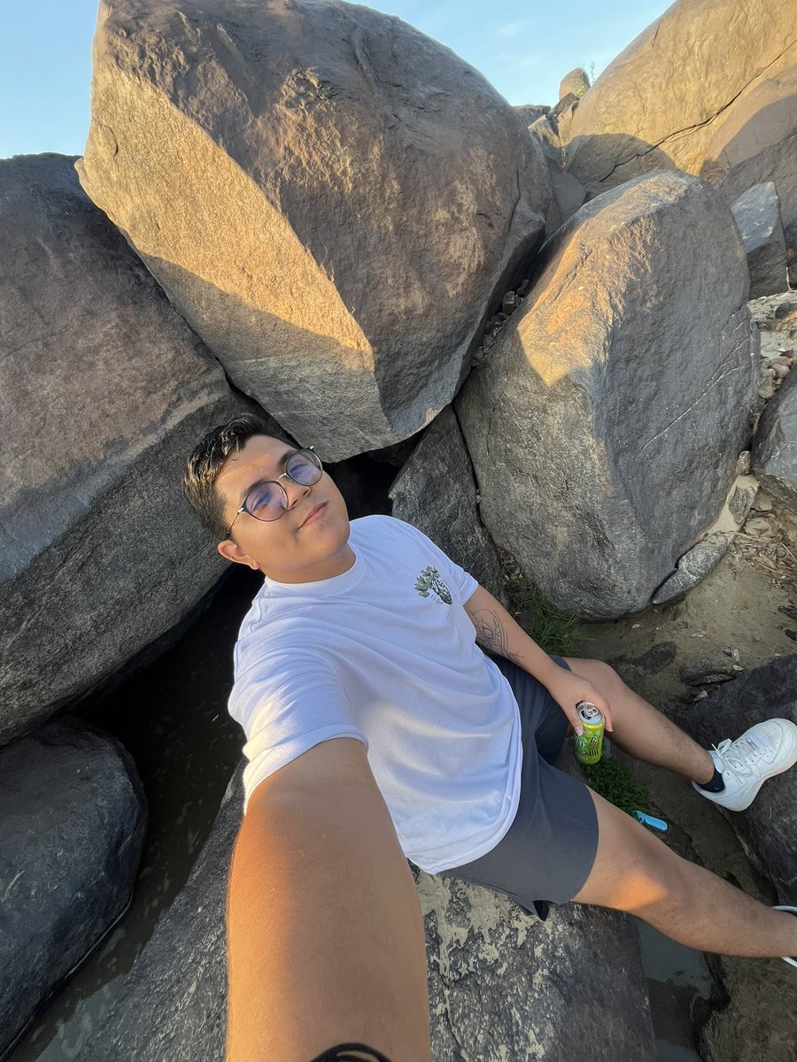 _G4bx's tweet photo. En algunas piedras de algún río. https://t.co/mYDyKbv2B4