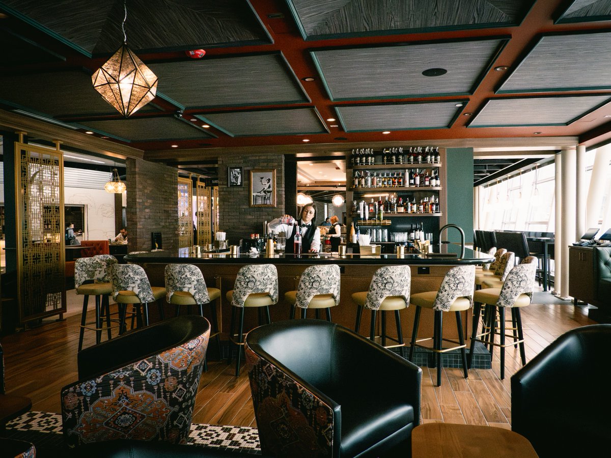 Another Indianapolis staple has landed in Concourse B! 1933 Lounge + HC Tavern by St. Elmo is now open, offering an elevated take on classic Indy flavors—served with the signature Hoosier hospitality that defines the IND experience. ✨