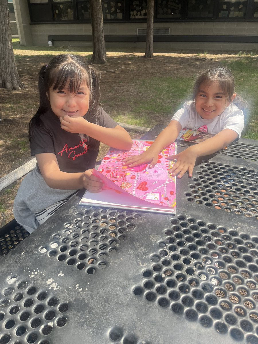 HowellTwpAldrch's tweet image. First graders spent the day designing flower gardens and reading with a buddy in the courtyard! What a great time enjoying this weather with friends! #HTPSLearnerSuccess #HowellReads