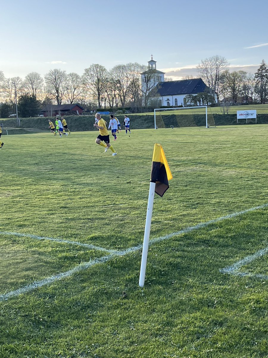 Seriepremiär på Skedevallen. Tyvärr inga mål varken när Skede anföll mot kyrkan eller lagårn. Lenhovda gjorde två.