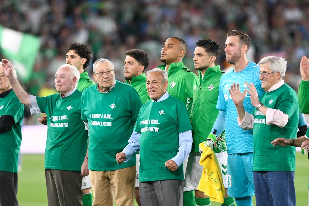 💚El Betis ganó el partido mucho antes de empezarlo. Cuidando sus orígenes. Su mayor herencia. A los que lo mantuvieron vivo cuando estaba en el infierno de Segunda o Tercera. A los que no se rindieron cuando pudo desaparecer. Chapeau por ello. En esto el club ya es Champions.