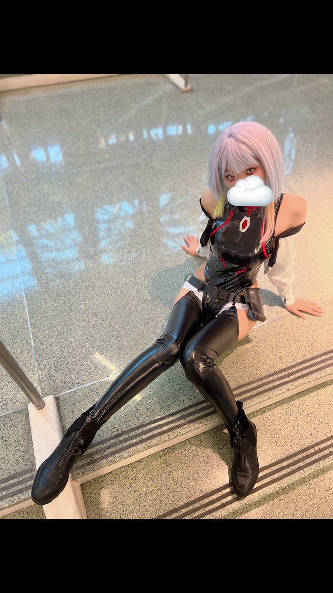 i miss going out and cosplaying with my friends help