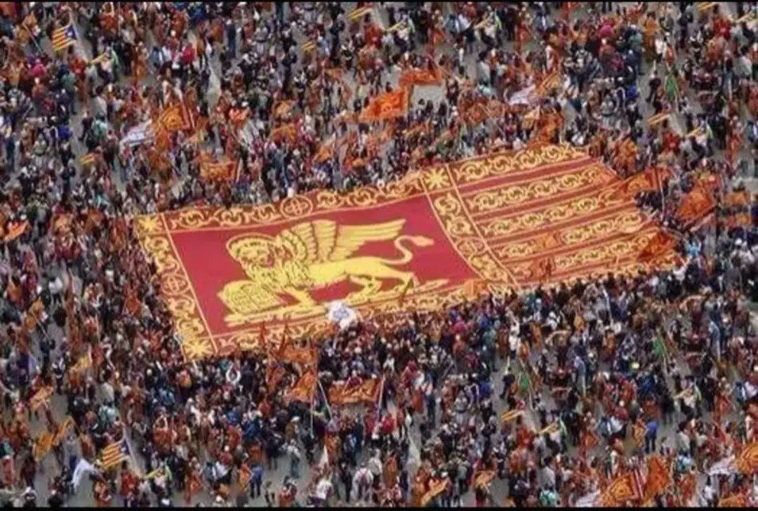 #25Apriłe, festa granda!
Tegnèmose streto el nostro Leon,
miłenario sinboło del Popoło veneto.
Ve ripeto uncòra:
Sensa Raíze e sensa Identità,
el furbo te roba ła Cultura e anca l’Eredità.
Che'l Leon viva in eterno,
par tuti noaltri, fiòi de ła Serenissima.
Bon #SanMarco a tuti!