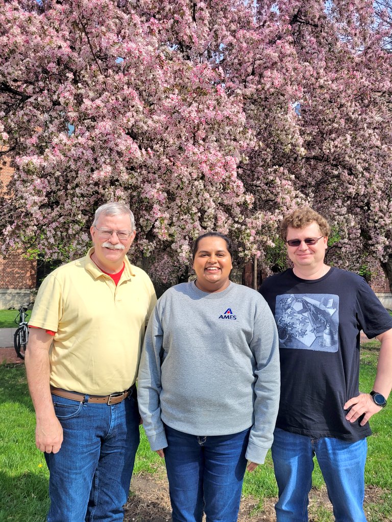 ChemViswanathan's tweet image. Picture day in the @KovnirLab and I got some cute ones with both my supervisors!
📸 credit: @ErangaGamage91