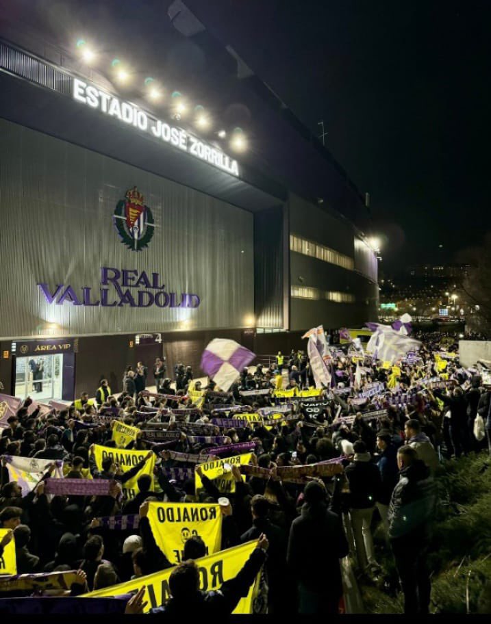 💜⚽️ FINAL DEL PARTIDO, NUEVA DERROTA Y DESCENSO CONSUMADO.

Desear buen viaje de vuelta a todos los aficionados blanquivoletas desplazados y enviar mucho ánimo a toda la afición que sin merecerlo seremos quienes volveremos a defender nuestro escudo por los campos de segunda.