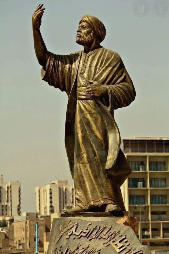 هل تعلم أن المتنبي هو القائل : 
مصائبُ قومٍ عندَ قومٍ فوائدُ.
وهو القائل : 
على قدرِ أهلِ العزمِ تأتي العزائمُ..... 
وهو القائل : 
وكلُّ الذي فوقَ الترابِ ترابُ.... 
وهو القائل : 
ما كلُّ ما يتمناه المرءُ يدركُهُ تجري الرياحُ بما لا تشتهي السفنُ... 
وهو القائل : 
لا يَسلَمُ