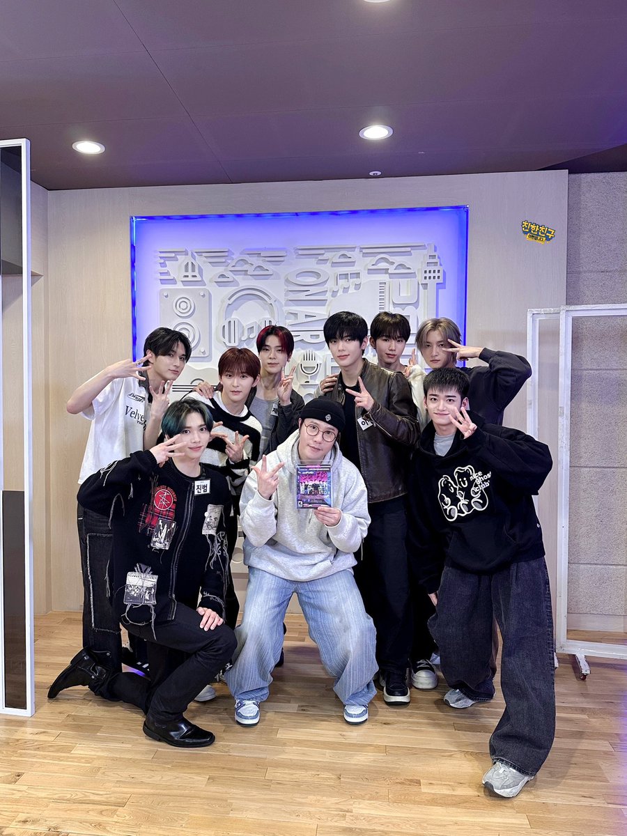 WHIBJAPAN's tweet image. 250423 MBC 친한친구 公式X upload 

あらゆる能力保有者、#フィブ 先輩の特別講義
今回のアルバムのビハインドを聞いたが
 #BANGOUT と夜にぴったりの #Stilltyping
この2曲をプレイリストに追加しなくちゃ…！
今日素敵な芸名をつけてくださった
イジョン先輩、ありがとうございます🙏
#WHIB #휘브