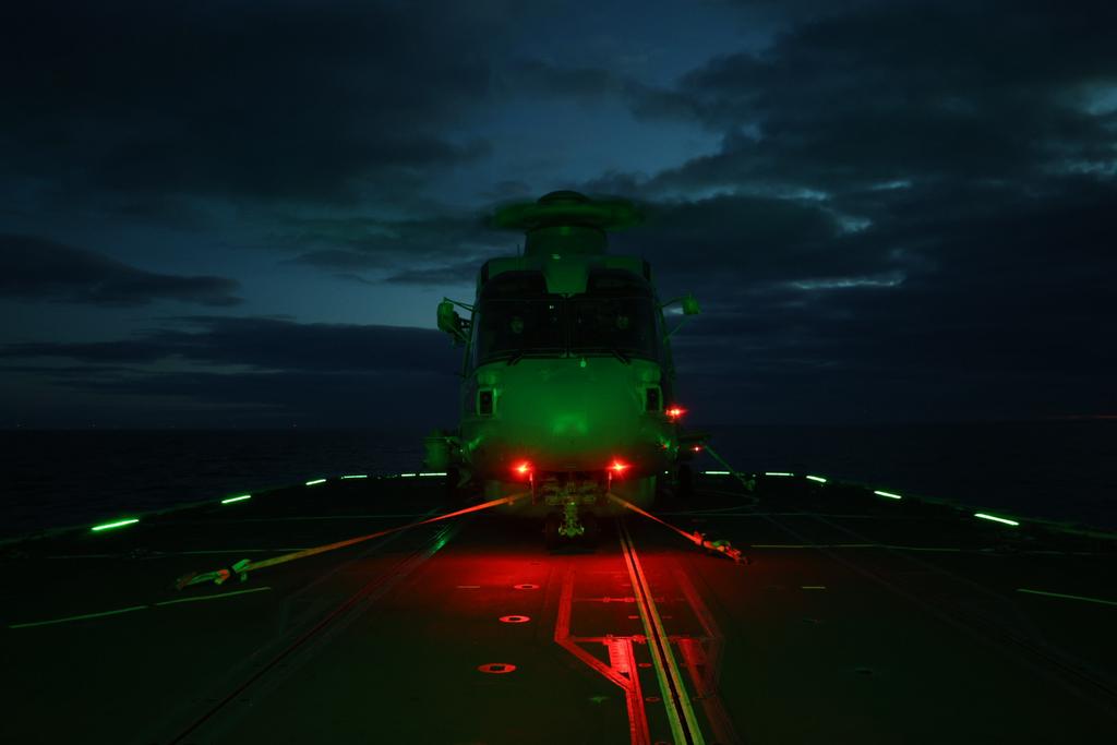 HMSStAlbans's tweet image. @HMSStAlbans conducts night flying training with her Kingfisher Flight Merlin helicopter from #814NAS Great to see the Merlin up during the day or night.