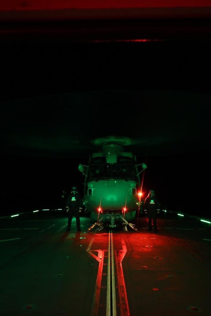 HMSStAlbans's tweet image. @HMSStAlbans conducts night flying training with her Kingfisher Flight Merlin helicopter from #814NAS Great to see the Merlin up during the day or night.