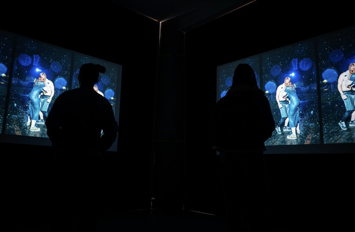 Électrorama : plongée dans les festivals électro et techno du Nord et de Belgique. 
Le sens de la fête, son intensité, capturés par Nikita Teryoshin et mis en musique par VILAIN.  Avec le Centre Régional de la Photographie et/à l’espace le Carré à #Lille. 
#Fiesta <a href="/lille3000/">lille3000</a>