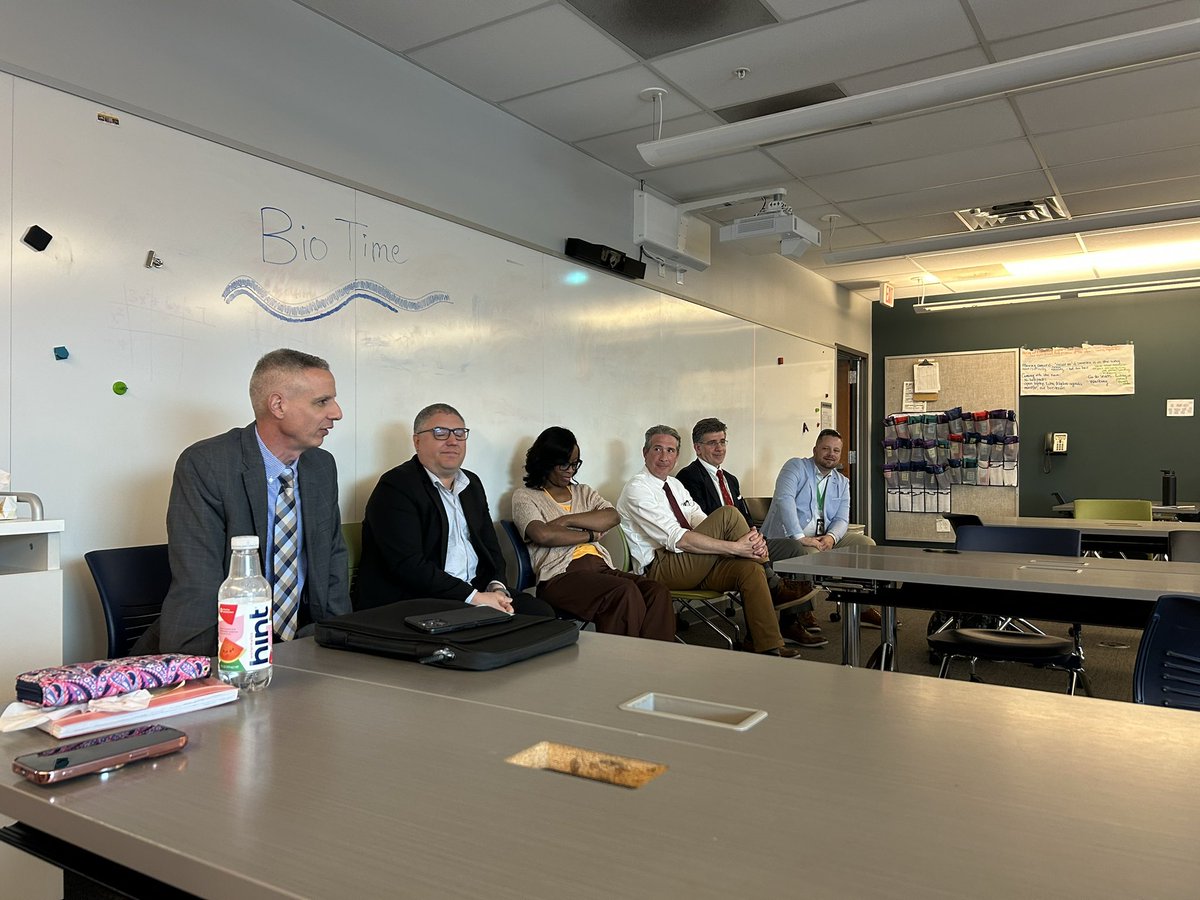 Aspiring Leaders Seminar at <a href="/TechValleyHigh/">Tech Valley High School</a> tonight. 

Folks who want to make a jump to leadership showing up on a beautiful weather day. 

<a href="/CASDA_NY/">CASDA</a>