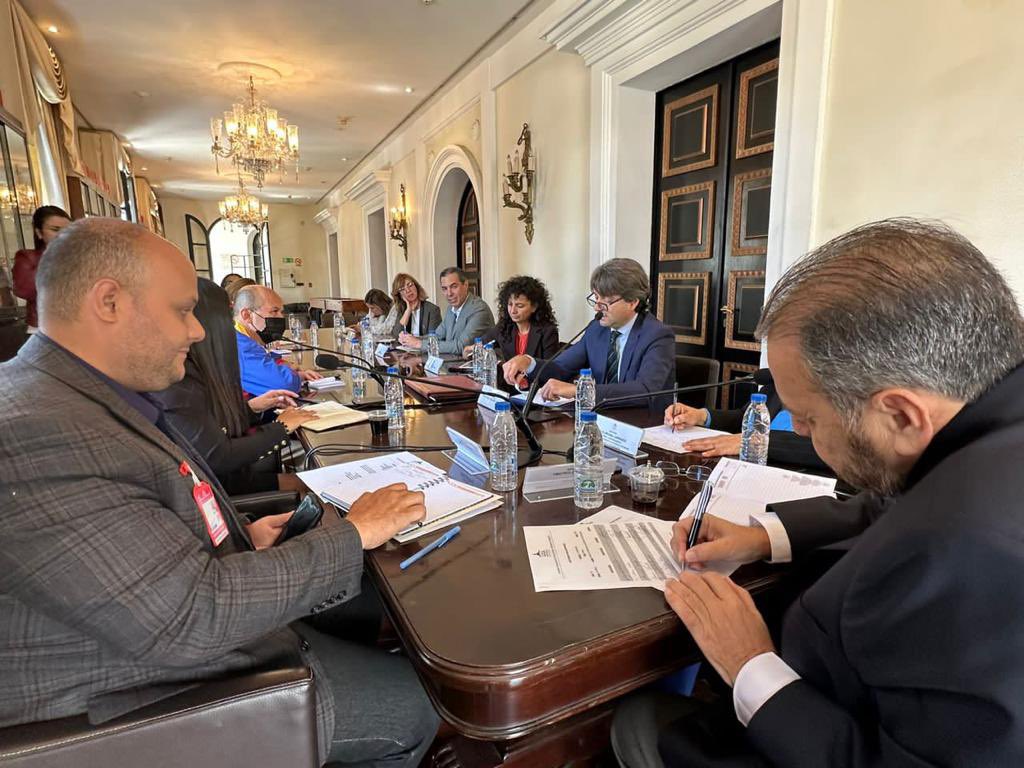 Gianluca Rampolla 🇺🇳 (@rampolla_un) on Twitter photo Este año celebramos los 80 años de <a href="/ONU_es/">Naciones Unidas</a>, y yo cumplo 25 años comprometido con los valores de solidaridad entre naciones y el diálogo para la construcción de paz.
A lo largo de mi camino, primero en <a href="/UNinPNG/">United Nations in Papua New Guinea</a> y ahora como Coordinador Residente de <a href="/onuvenezuela/">ONU Venezuela</a>, he sido testigo Este año celebramos los 80 años de <a href="/ONU_es/">Naciones Unidas</a>, y yo cumplo 25 años comprometido con los valores de solidaridad entre naciones y el diálogo para la construcción de paz.
A lo largo de mi camino, primero en <a href="/UNinPNG/">United Nations in Papua New Guinea</a> y ahora como Coordinador Residente de <a href="/onuvenezuela/">ONU Venezuela</a>, he sido testigo