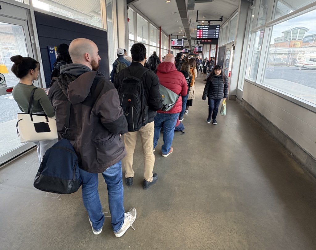 Incendie dans le garage du <a href="/RTL_info/">RTL_info</a> en début PM: c’est le cafouillage total au Terminus Longueuil!

Les usagers sont laissés à eux-mêmes alors que plusieurs ne savent pas ce qui se passe. Il y a même un usager qui a perdu patience et a été escorté par la sécurité 😳