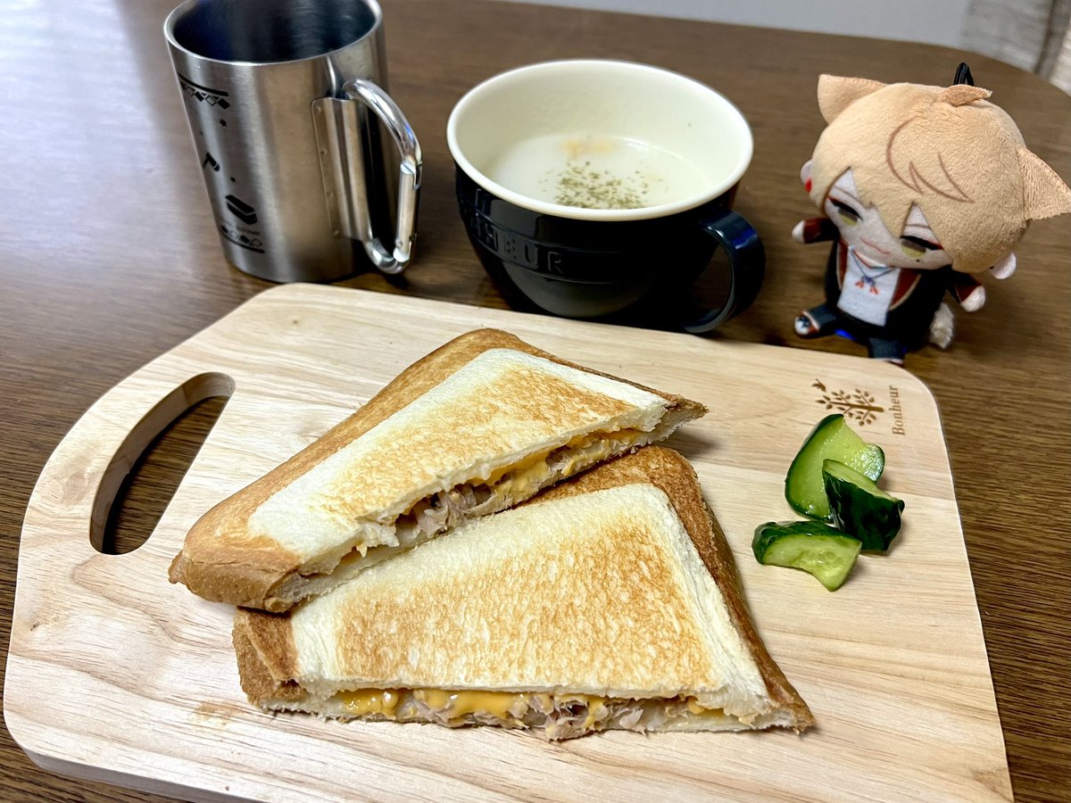 ガクくんアクターの皆さまおはようございます。今回はシーフード回ということでツナとチェダーチーズのホットサンドで参加です。買い出し忘れてたので家にあるものだけでなんとか準備してみました笑🦊✌️

#おはガク
#ガク食オープンキャンパス