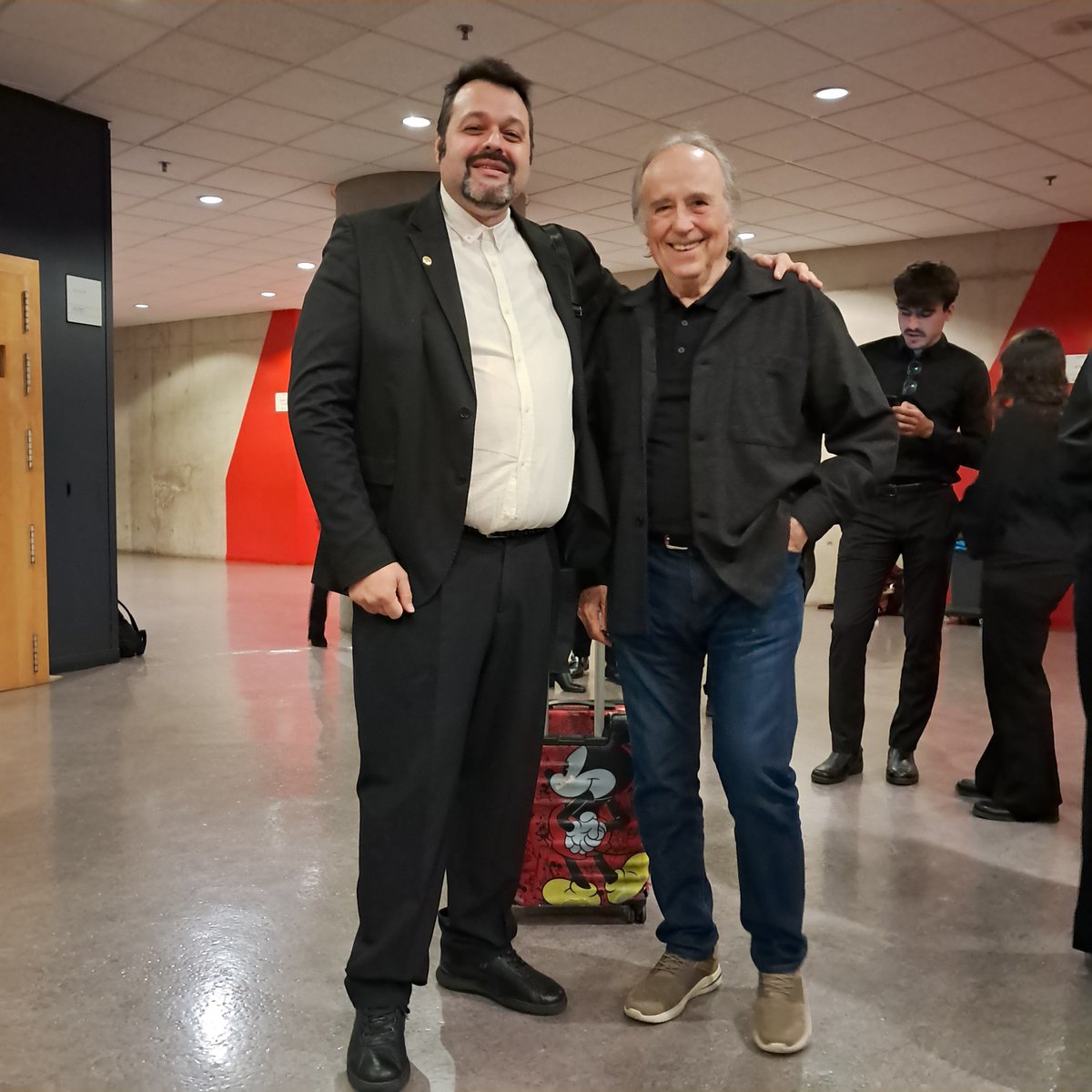 Qué hombre más encantador. Y a pesar de su retiro, ha cantado "Esas pequeñas cosas" al recibir uno de los premios del 30° aniversario del Auditorio de Zaragoza.