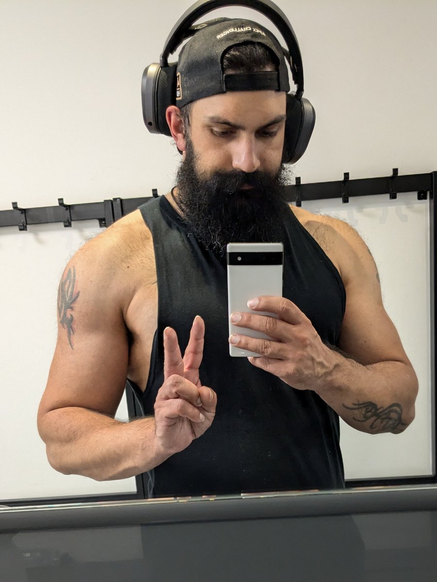 orbitalwalsh's tweet photo. Gyms need to have Crunchy Roll install on bikes, tread mills, squat racks etc .. need that OP inspiration /redemption arc going https://t.co/YQKMq9eJ3o