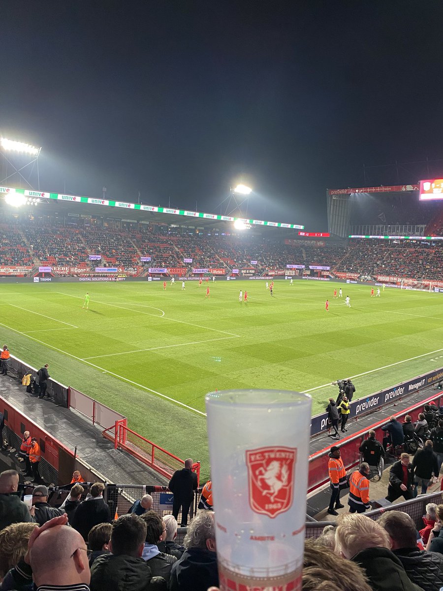 Sjideur's tweet photo. #fctpsv genoten van de ambiance in de eerste helft! De tweede helft typeert eigenlijk het hele seizoen…. https://t.co/WGw7dFY7qb