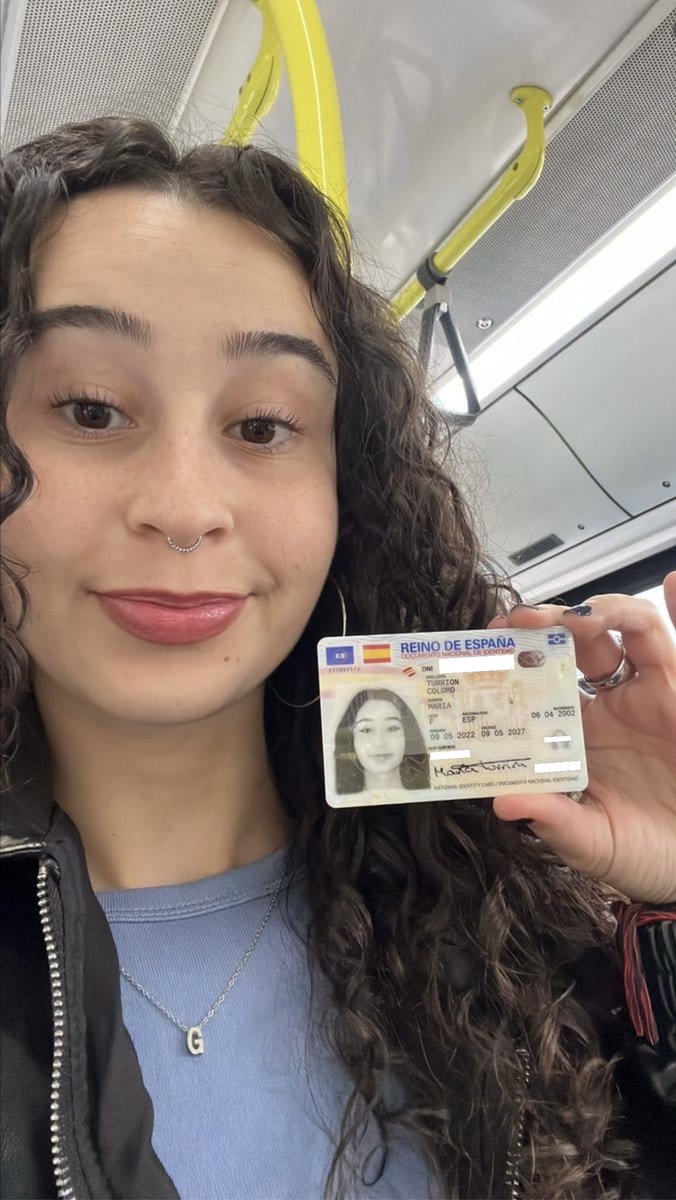 ⚠️ESTAFA VENTA DE ENTRADAS⚠️ Hay alguien que se hace pasar por una chica llamada MARÍA TURRIÓN COLOMO, pone en Twitter que vende entradas de conciertos y para que te fíes de ella te manda la foto que mandó a continuación. 
(He tapado los datos por respeto a la chica de la foto) +