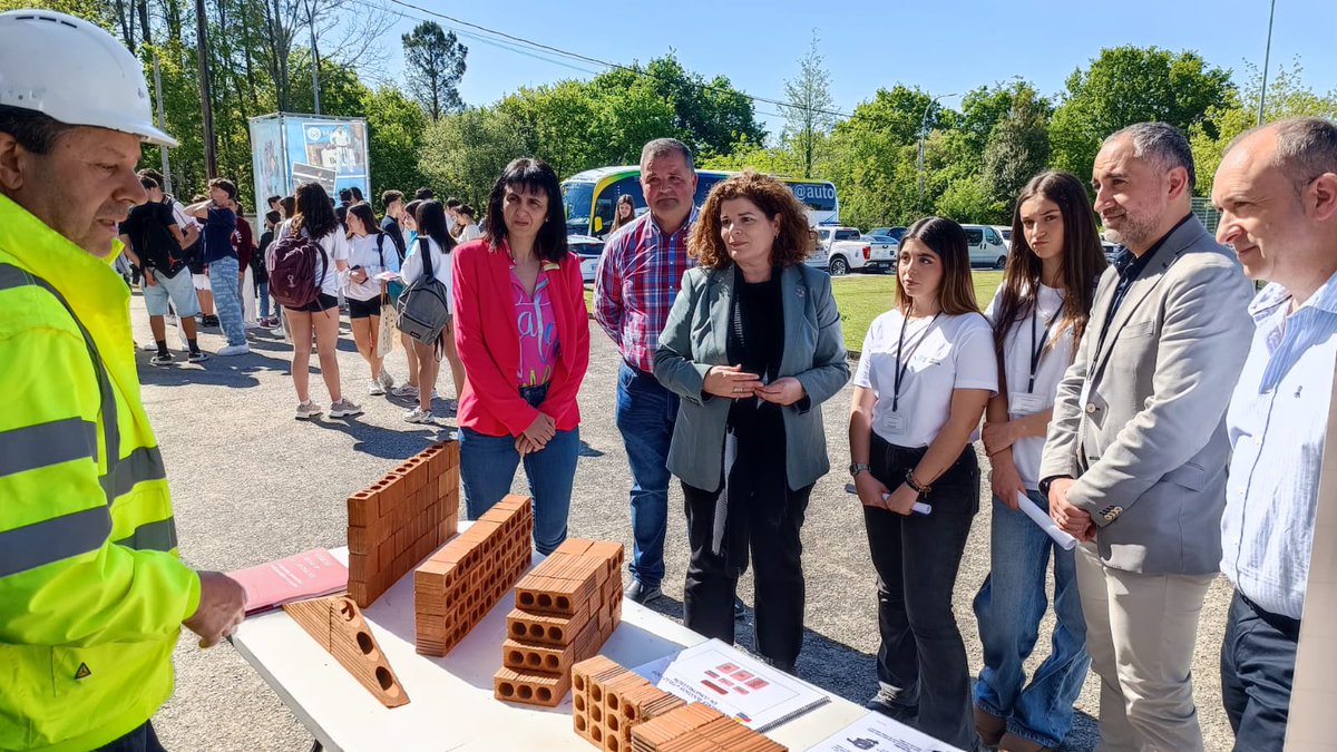 MRivasL's tweet photo. 🙋♀️ Destacamos en #Negreira o esforzo de @desdelamoncloa pola educación pública de calidade.
Compromiso do #Goberno:
✅Cos centros educativos.
✅Coas familias.
💶Cun orzamento de becas de 2⃣.5⃣4⃣4⃣M€ ➡️O máis elevado da historia.
🔗 https://t.co/xrtwwFQnBo https://t.co/TmD7e7RLFn