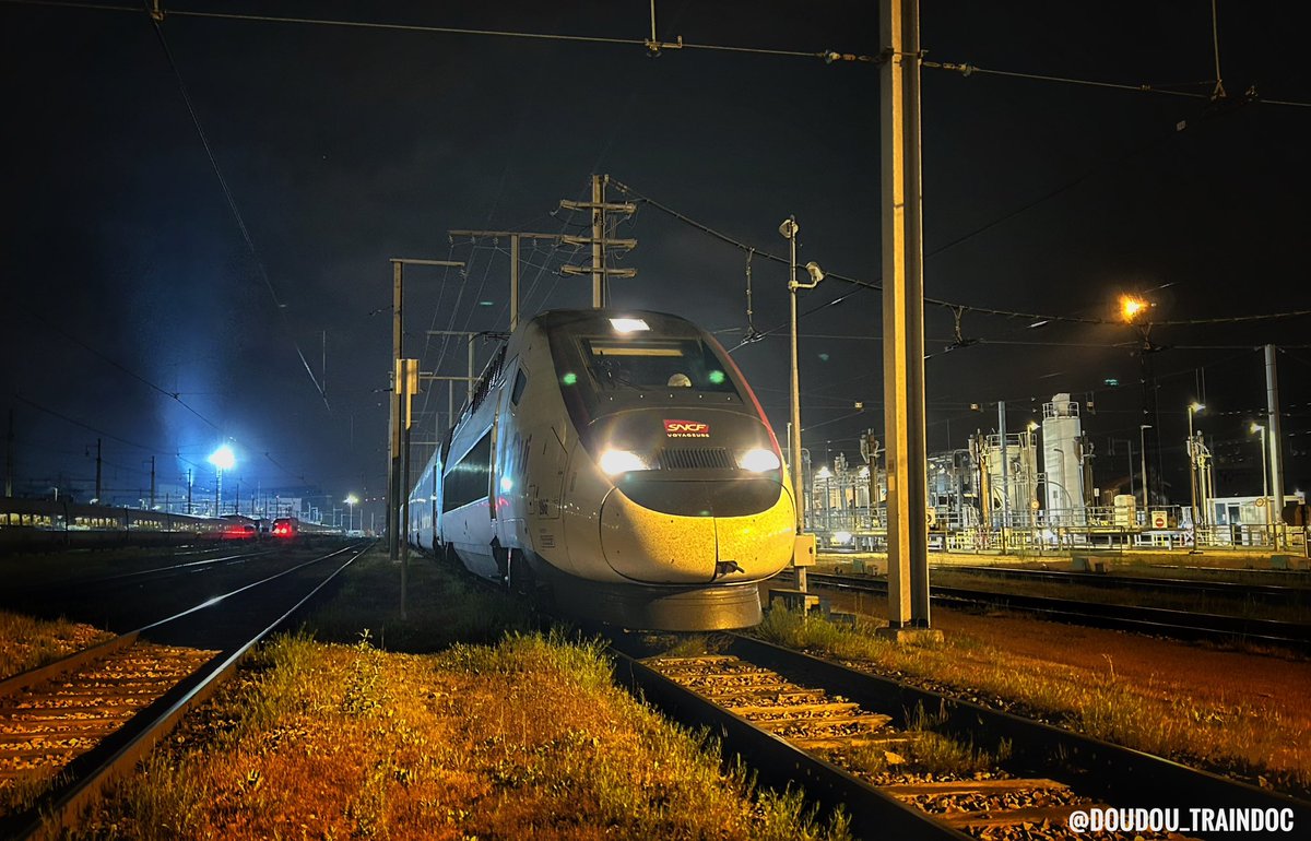 Doudou_TrainDoc's tweet photo. Dernière nuit 🌙 de la série avec #LeStagiaire et la 266 et ses nouveaux feux Led de la mort 💡😵 https://t.co/QXHWydbMaA