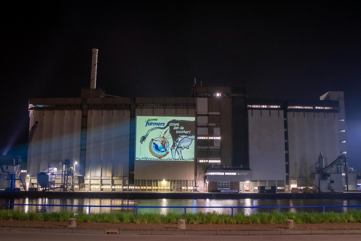 XRLandbouw's tweet photo. Beelden die pijn doen: op 24 april projecteerden we een scherpe aanklacht op het hoofdkantoor van ForFarmers. Geen kunstje, maar een noodkreet. Want dit destructieve voedselsysteem moet en zal veranderen. https://t.co/cMDsbwr4JQ