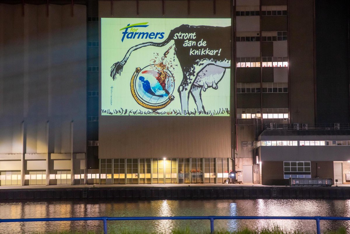 XRLandbouw's tweet photo. Beelden die pijn doen: op 24 april projecteerden we een scherpe aanklacht op het hoofdkantoor van ForFarmers. Geen kunstje, maar een noodkreet. Want dit destructieve voedselsysteem moet en zal veranderen. https://t.co/cMDsbwr4JQ
