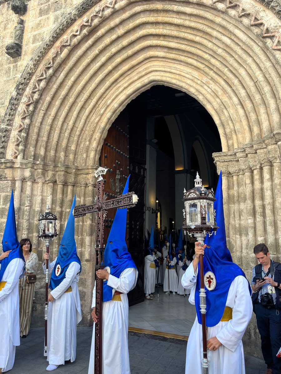 EstebanRomeraTv's tweet image. Los nazarenos de tramo son los verdaderos héroes y sustentadores de la Semana Santa de Sevilla. Cuidemos entre todos este bien tan preciado. El día que falten nos acordaremos de ellos... ¡¡¡ Enhorabuena a cada uno de ellos por vestir y sentir el hábito nazareno !!!