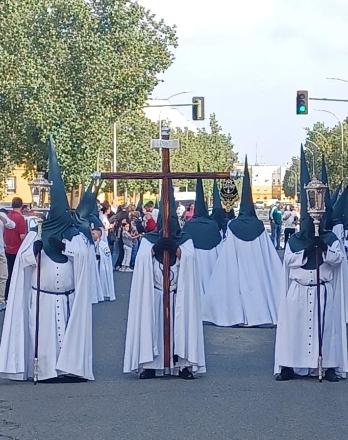 EstebanRomeraTv's tweet image. Los nazarenos de tramo son los verdaderos héroes y sustentadores de la Semana Santa de Sevilla. Cuidemos entre todos este bien tan preciado. El día que falten nos acordaremos de ellos... ¡¡¡ Enhorabuena a cada uno de ellos por vestir y sentir el hábito nazareno !!!