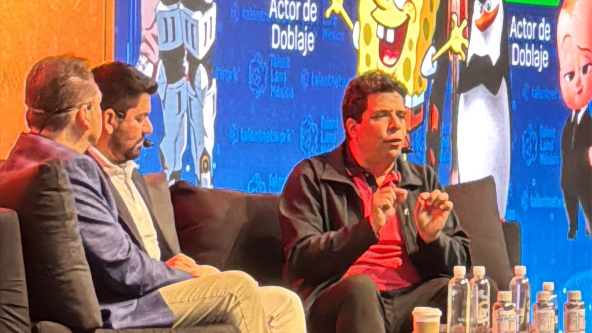 Talent Network (@talentrepublic_) on Twitter photo 🎙 Bob Esponja + Superman + Skipper = pura magia vocal en #TLand25. <a href="/luiscarreno1/">Luis Carreño</a> y #MarioArvizu compartieron técnica, humor y tips de vida en un panel que inspiró a todas las generaciones.
🗣 La voz también transforma el mundo.
#LearnConnectCompete
#TalentLandMexico 🎙 Bob Esponja + Superman + Skipper = pura magia vocal en #TLand25. <a href="/luiscarreno1/">Luis Carreño</a> y #MarioArvizu compartieron técnica, humor y tips de vida en un panel que inspiró a todas las generaciones.
🗣 La voz también transforma el mundo.
#LearnConnectCompete
#TalentLandMexico