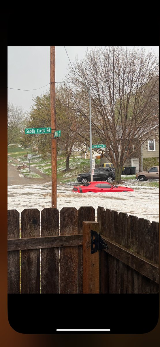 omaha_scanner's tweet photo. 📸: Flooding on Saddle Creek is causing cars and their occupants to become trapped. Avoid the area. 

Nicki K. https://t.co/fYcI4lx7J8