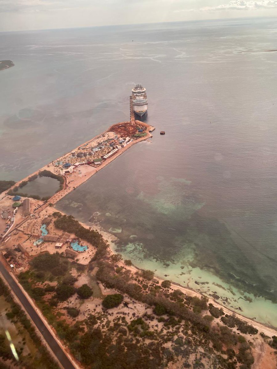 luisabinader's tweet photo. En mi recorrido por la frontera, al llegar a Pedernales, me encontré con esta majestuosa visita en el nuevo puerto de Cabo Rojo: el Oasis of the Seas.

Casi 7,000 turistas de crucero llegaron hoy a Pedernales.

Esto es el resultado del compromiso con transformar el sur y hacer de la República Dominicana un país de oportunidades. 🇩🇴