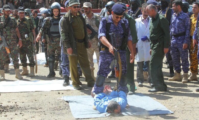 أشتي أمتع عيني بالمنظر هذا
في حق كل رافع احداثيات
وكل مرتزق مع العدو
وكل عميل في الداخل

المفروض ان قد فلعوهم من زمان

لكن خبرتنا طيبين زيادة لما بتعود عليهم الطيبة هذه بعض اوقات بشكل عكسي

انفضوا كل ابن حرام كان سبب في مقتل ابرياء
او كان سبب في احتلال
واستمرار عدوان

مع الكلاب.