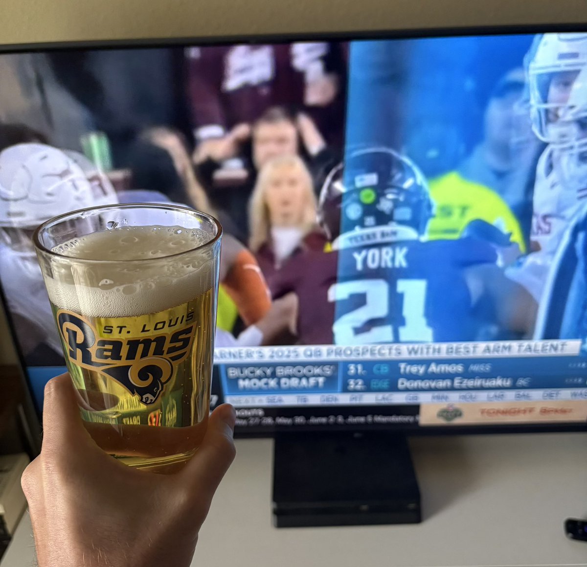 STLSportsGuy0's tweet image. Just woke up from a 10 year coma, can’t wait to see who my St. Louis Rams draft tonight!! #NFLDraft2025 #STLRams #RamsNation