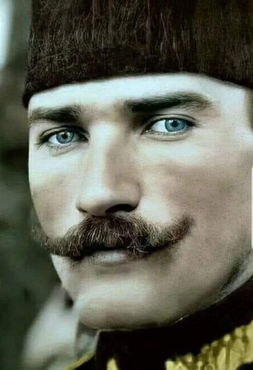 MUSTAFA KEMAL
ATATÜRK'ÜN 
İlk Cumhurreisliğine seçildiği sıraydı.
Bir sabah Çankaya sırtlarında arkadaşlarıyla gezmeye çıkmıştı.
GAZİ yanına sokulan bir çocuğu yakaladı. Çelik bakışlarıyla alemi büyüleyen gözlerini onun yüzüne dikip gülümseyerek sordu;
-Adın ne senin bakayım?
-