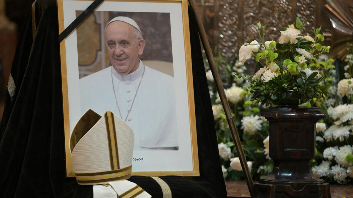 newspawh's tweet photo. 🕊️ Les funérailles du pape François auront lieu le 26 avril à la basilique Saint-Pierre.
Décédé à 88 ans, il sera inhumé à #SainteMarieMajeure, selon ses vœux.
Sa dépouille sera exposée 3 jours.
Un conclave se tiendra bientôt pour élire son successeur. #Vatican #PapeFrançois https://t.co/1cfQZx9Bw6