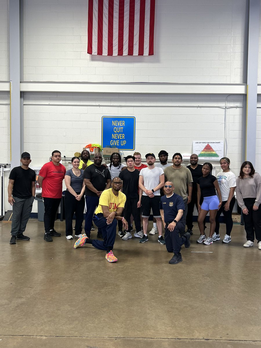 PPDRecruiting's tweet image. "Today, our very own @PPDVJohnson participated in his final workout with the applicants. We extend our deepest gratitude for his unwavering service to our city and congratulate him on his upcoming retirement. Thank you, for your dedication and impact—you will be greatly missed!"