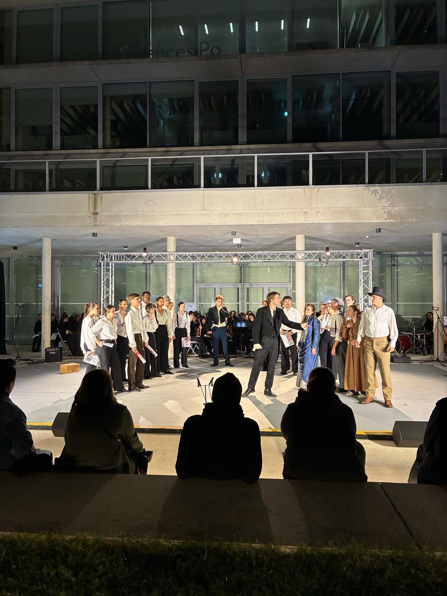 Luis Vassy (@lvassy) on Twitter photo Le Lion et le Renard : Socrate, Machiavel, Boutmy, Veil. Théùtre, musique, danse. 170 Ă©tudiants de <a href="/sciencespo/">Sciences Po</a> sur scĂšne pour une Ćuvre totale. Textes, chorĂ©graphies, musiques du Seigneur des Anneaux Ă Ravel, costumes, mise en scĂšne. Ils ont tout fait. Bravo ! Le Lion et le Renard : Socrate, Machiavel, Boutmy, Veil. Théùtre, musique, danse. 170 Ă©tudiants de <a href="/sciencespo/">Sciences Po</a> sur scĂšne pour une Ćuvre totale. Textes, chorĂ©graphies, musiques du Seigneur des Anneaux Ă Ravel, costumes, mise en scĂšne. Ils ont tout fait. Bravo !