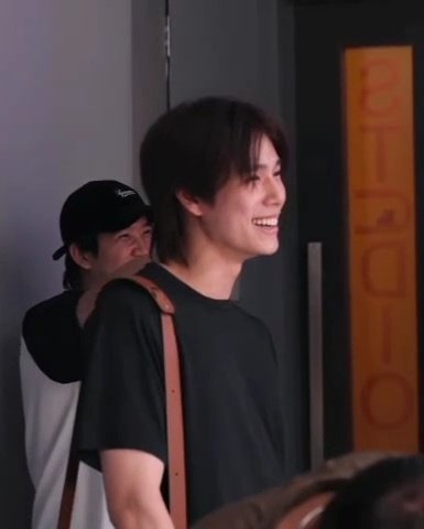 yumusicwp's tweet image. เอ็นดูน้องพุโดนพี่ๆแซว แล้วพี่ซิงเรียกน้องว่าหนูอีกน่ารักกกกกจัง และพี่ปอนด์ที่อยู่ในรายการก็ยิ้มกว้างมากเลยค่ะ ส่วนคนดูอย่างเราก็หุบยิ้มไม่ได้เหมือนกันค่ะ🥰😊🤭
LEAP DAY AT LIVEHOUSE
#GMMTVLIVEHOUSExLeapDay
#ppnaravit
#phuwintang
#ปอนด์ภูวินทร์