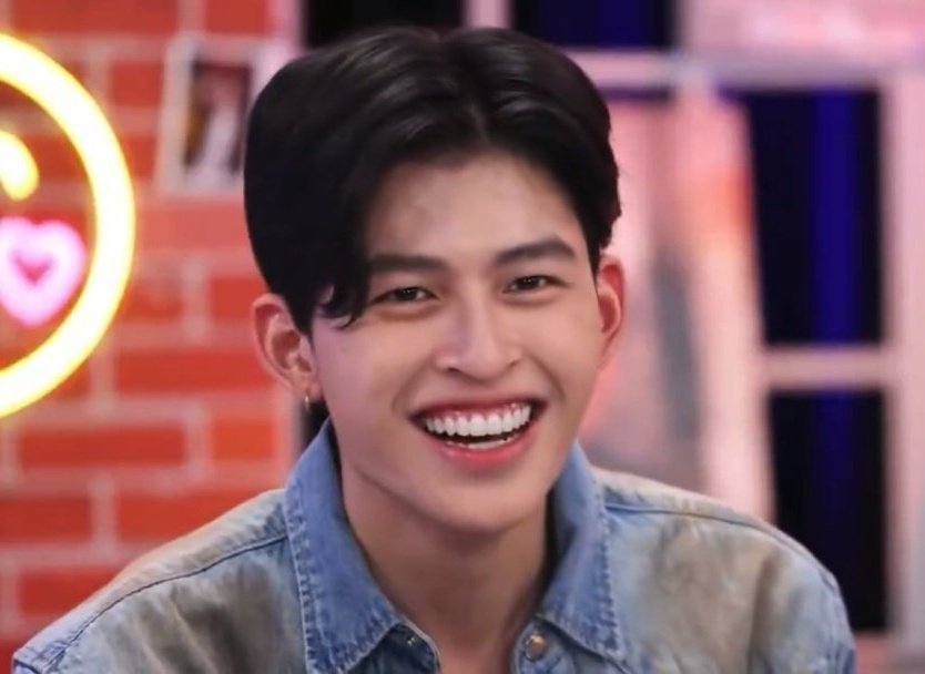 yumusicwp's tweet image. เอ็นดูน้องพุโดนพี่ๆแซว แล้วพี่ซิงเรียกน้องว่าหนูอีกน่ารักกกกกจัง และพี่ปอนด์ที่อยู่ในรายการก็ยิ้มกว้างมากเลยค่ะ ส่วนคนดูอย่างเราก็หุบยิ้มไม่ได้เหมือนกันค่ะ🥰😊🤭
LEAP DAY AT LIVEHOUSE
#GMMTVLIVEHOUSExLeapDay
#ppnaravit
#phuwintang
#ปอนด์ภูวินทร์