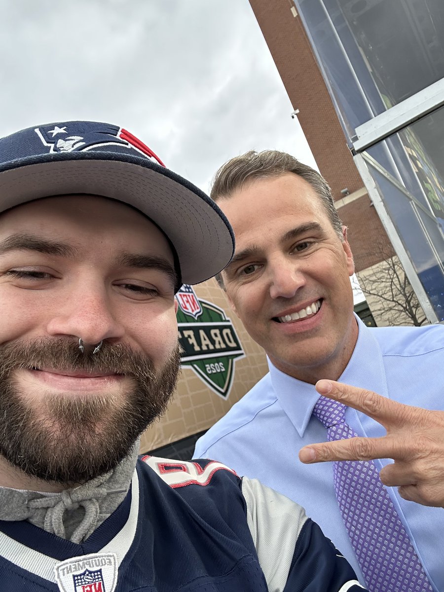 Per Daniel Jeremiah, per my sources (me). The bears are “trying like hell” to move up to 4 or 5 for Jeanty. Will Campbell is under the impression he’s going 4 to NE